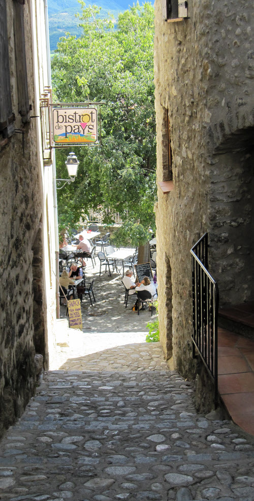 A steep cobbled alleyway in Eus leads down to a small square with a welcome bistro.